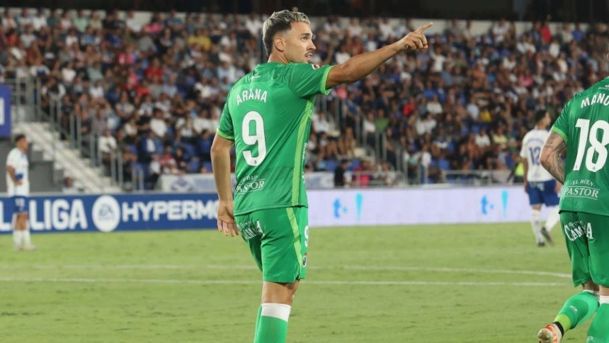 Arana celebra el gol de la victoria en el estadio Heliodoro Rodríguez López.