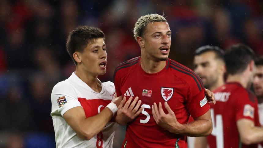 Arda Guler defendido por un jugador de Gales durante el partido de Turquía.