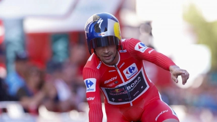 Roglic celebra su cuarta Vuelta a España en la línea de meta de Madrid.