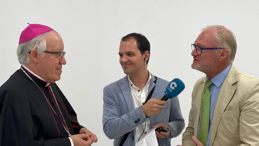 El arzobispo de Sevilla en un momento de la entrevista junto a Joaquín López-Sáez y José Joaquín Trenado, director y redactor de COPE Sevilla respectivamente