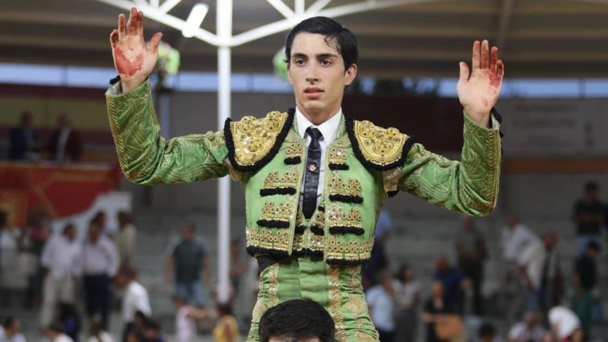 El Mene en su salida a hombros de la plaza de toros de Villaseca de la Sagra