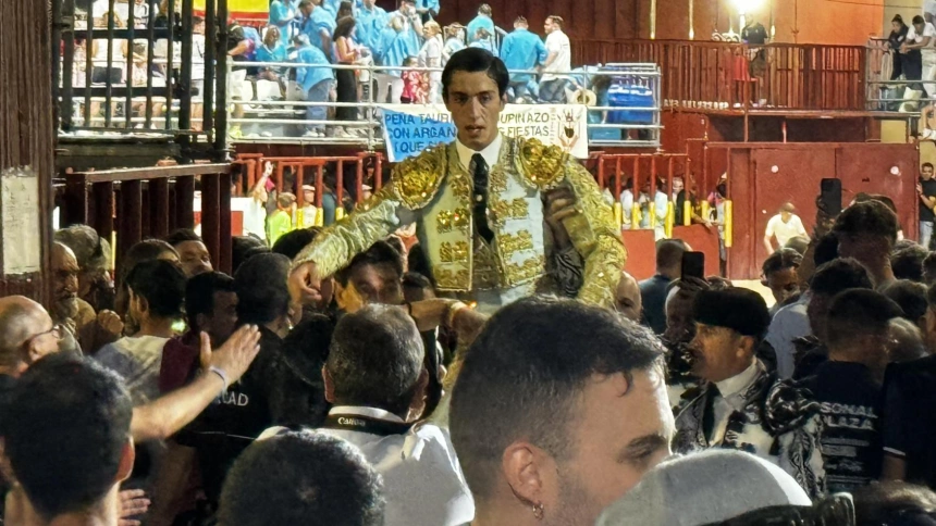 El Mene en su salida a hombros este miércoles en Arganda del Rey