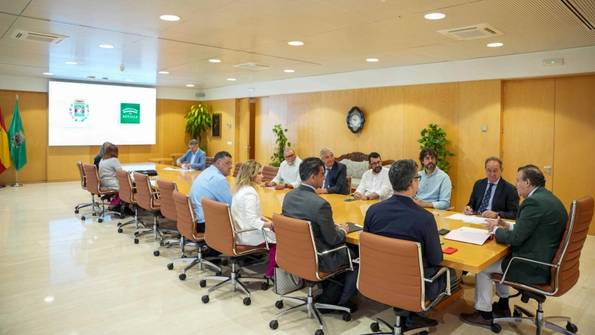 El presidente de la Diputación de Sevilla, Javier Fernández, en una reunión de trabajo con el vicepresidente de Prodetur, Rodrigo Rodríguez Hans