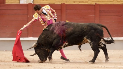 Natural de Ginés Marín al tercer toro de El Pilar al que cortó una oreja