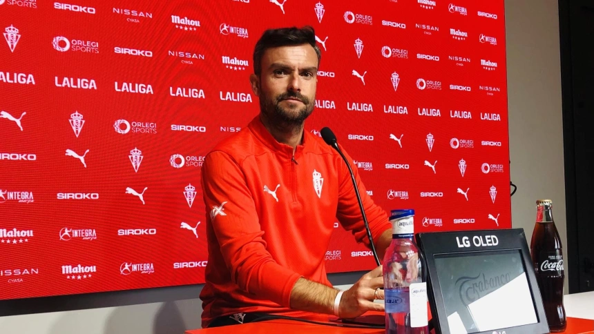 Rubén Albés en la sala de prensa de Mareo.