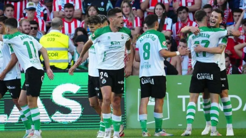 Los jugadores del Racing de Santander celebran el gol de la victoria contra el Sporting.