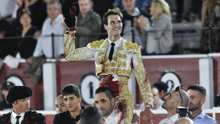 Samuel Navalón en su salida a hombros en su tarde de alternativa en Albacete