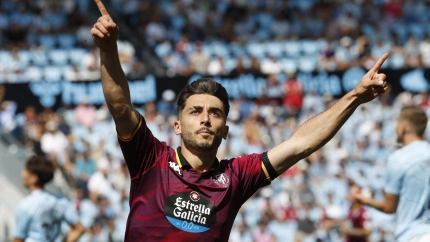 Raúl Moro celebra tras anotar un gol durante el partido.