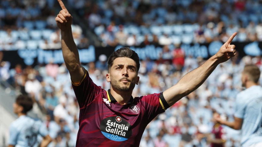 Raúl Moro celebra tras anotar un gol durante el partido.