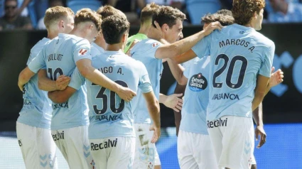Los jugadores del Celta tras el gol de Douvikas.
