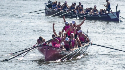 PORTUGALETE (BIZKAIA), 15/09/2024.- La trainera de San Juan (delante) celebra tras lograr el ascenso a la Liga Eusko Label en la segunda jornada del play-off de ascenso y descenso este domingo en Portugalete (Bizkaia). EFE/ Javier Zorrilla