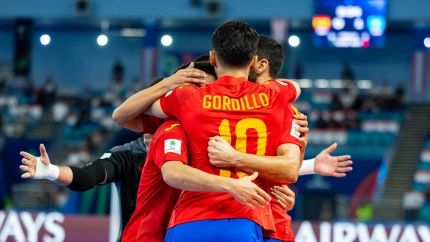Los jugadores de la selección española celebran el 1-1 de Gordillo.
