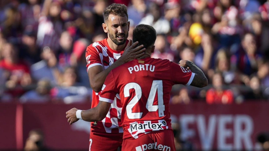 Stuani celebra el gol junto a Portu.