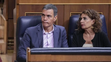 El presidente del Gobierno Pedro Sánchez (i) y la vicepresidenta primera del Gobierno María Jesús Montero durante el pleno del Congreso de los Diputados