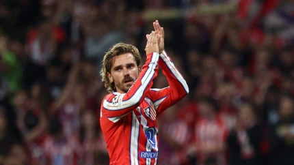 Griezmann aplaude a la afición del Atléetico de Madrid.