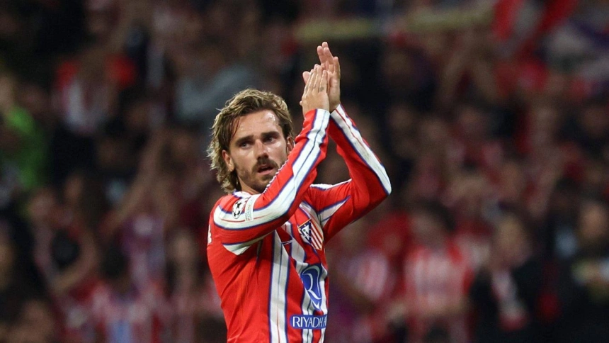 Griezmann aplaude a la afición del Atléetico de Madrid.