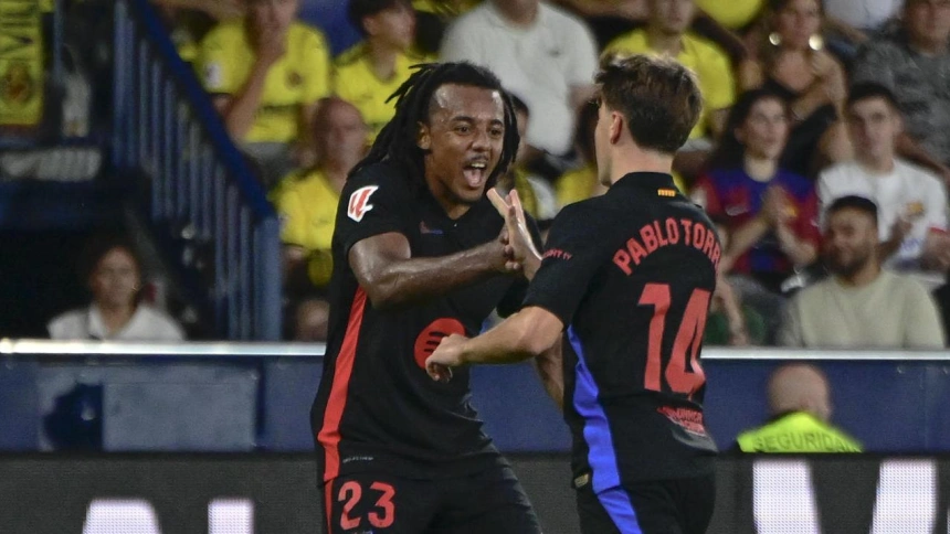 Pablo Torre celebra con Koundé el tercer gol del Barcelona.
