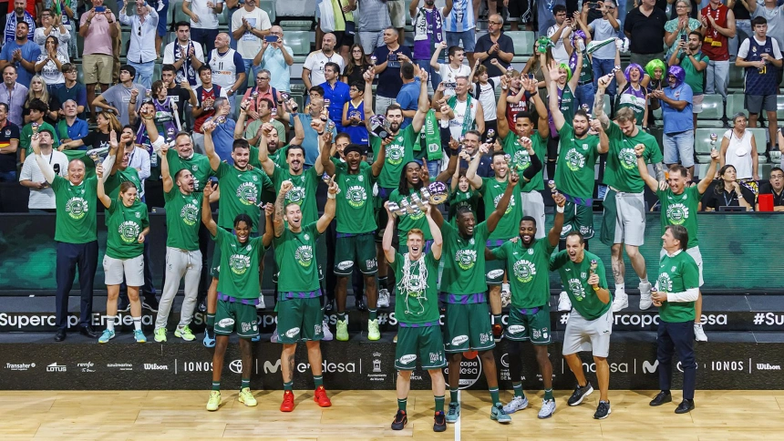 Unicaja celebra la conquista de la Supercopa de España de baloncesto.