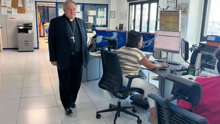 José Mazuelos, obispo de la Diócesis de Canarias visita el centro de Coordinación de Salvamento Marítimo de Las Palmas