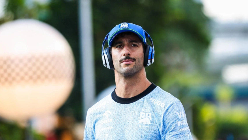 Daniel Ricciardo llegando al circuito Marina Bay de Singapur.
