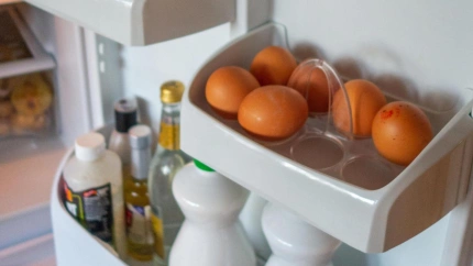 El sencillo gesto de guardar los huevos en la puerta del frigorífico es un error