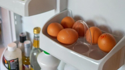 El sencillo gesto de guardar los huevos en la puerta del frigorífico es un error