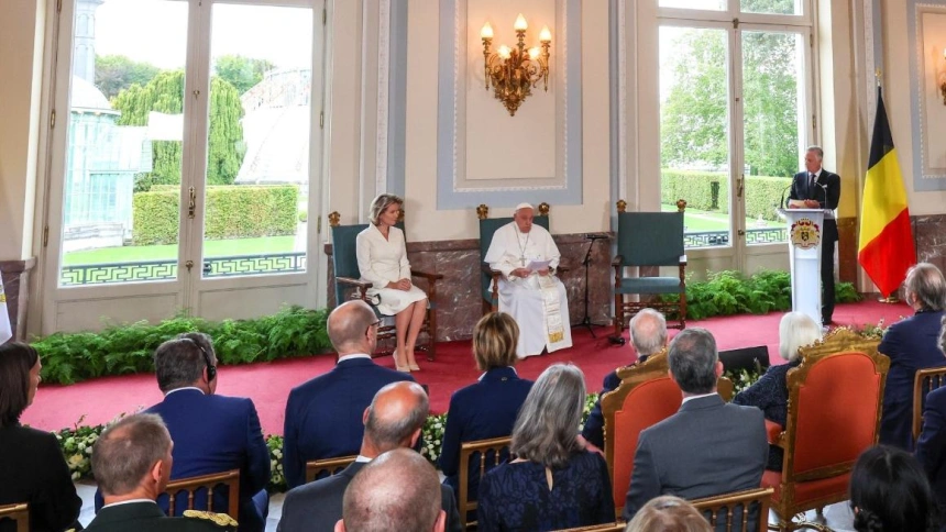 El Papa Francisco junto a los reyes de Bélgica en el castillo de Laeken