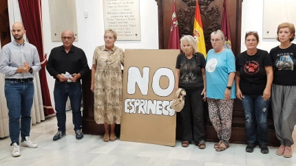 Miembros de las sociedades protectoras de animales con concejales del PSOE e IU