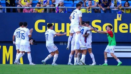 Los jugadores del Eldense celebran el gol de la victoria contra el Cádiz.