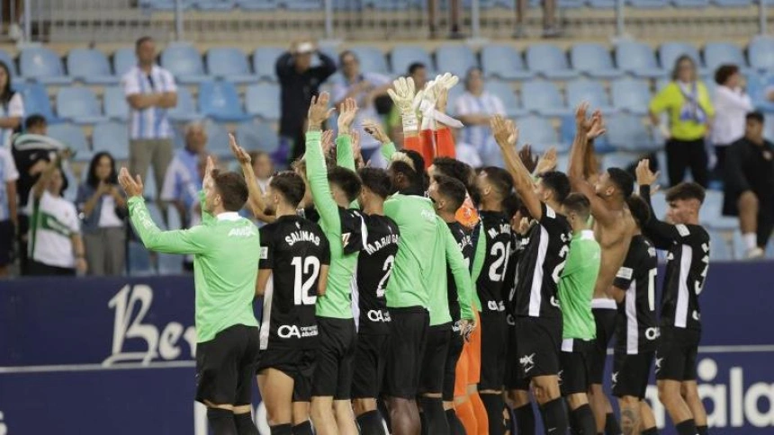 Los jugadores del Elche celebran el triunfo con la afición desplazada hasta Málaga