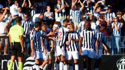 Los jugadores del Castellón celebran un gol.