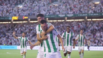 Adrián Ruiz celebra el tercer gol del Córdoba.