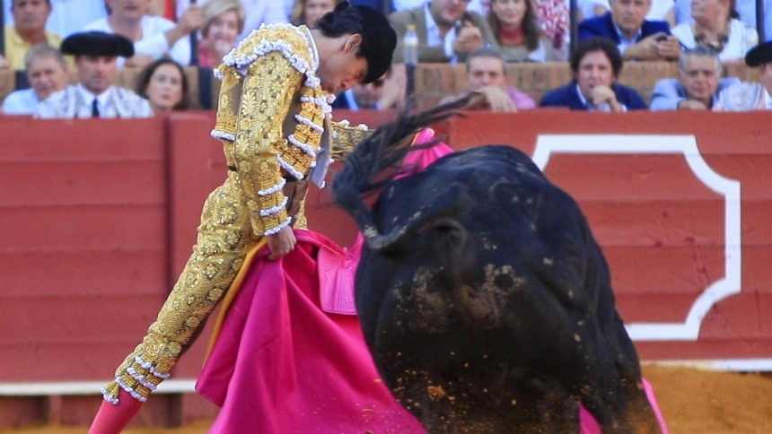 Juan Ortega, en el saludo capotero a su primer toro
