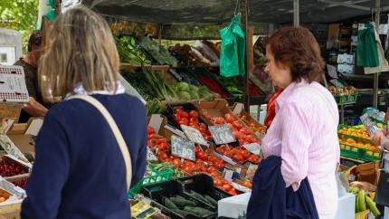 Varias personas esperan en un mercado de la Comunidad de Madrid