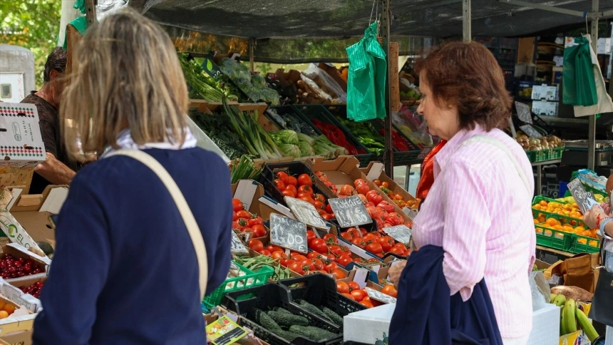 Varias personas esperan en un mercado de la Comunidad de Madrid
