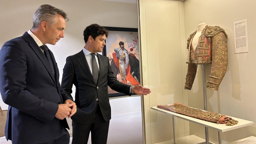 El consejero Carlos Novillo y Miguel Abellán, director gerente del CAT, en el Museo Taurino de Las Ventas