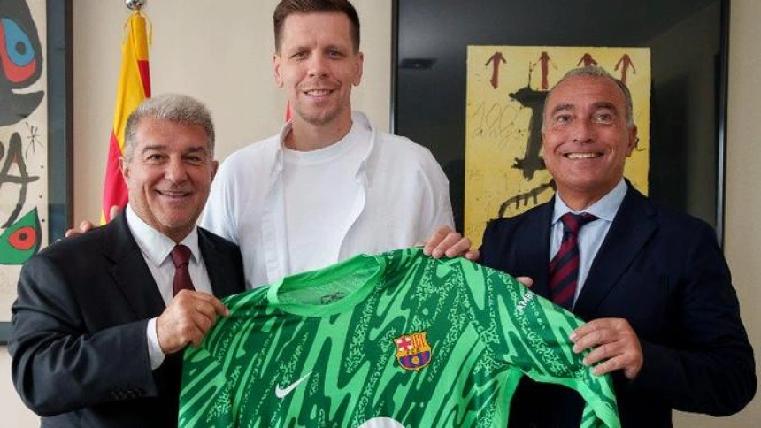 El portero polaco ya es oficialmente jugador del Barcelona.