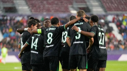 Los jugadores del Feyenoord celebran el 1-2.