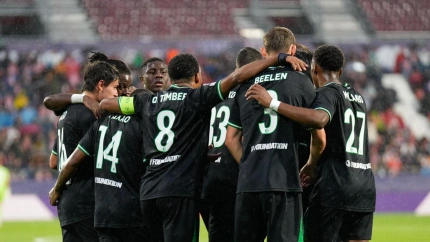 Los jugadores del Feyenoord celebran el 1-2.