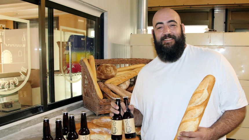 David García regenta desde hace ocho años el horno de pan el Castell, en Tona,  y es el creador de La Panarra