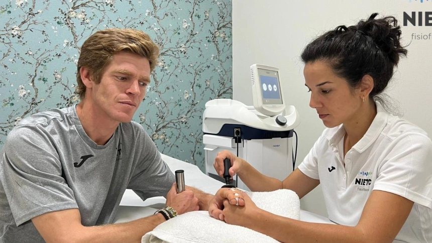 Borja Jiménez, junto a la fisioterapeuta Alejandra Nieto