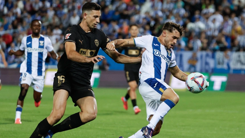 Adriá Altimira intenta controlar el balón ante César Tárrega