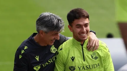 Imanol Alguacil charlando con Zubimendi al inicio de un entrenamiento en Zubieta