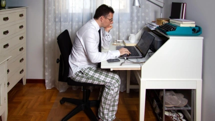 Hombre teletrabajando, archivo