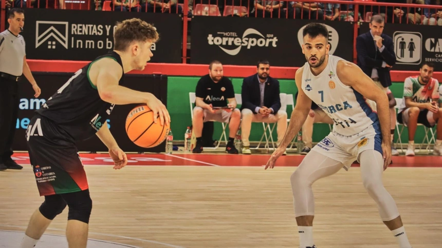 Pol Figueras defiende a un rival durante el partido en Cantabria