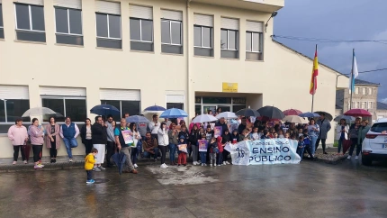 Concentración de familias del alumnado del CEIP Castro de Ouro de Alfoz