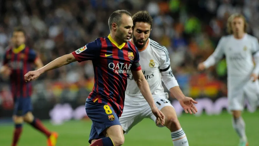 Iniesta junto a Carvajal en un Clásico