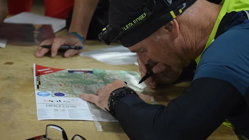 Un integrante de un equipo en la Travesía de Montaña de los JDG