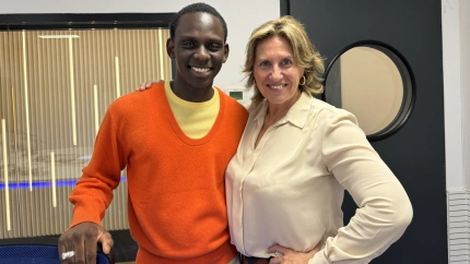Bachar Samb, uno de los protagonistas del programa, con Cristina L. Schlichting