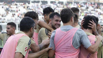 Los jugadores del Racing de Ferrol celebran el gol de Álvaro Giménez.